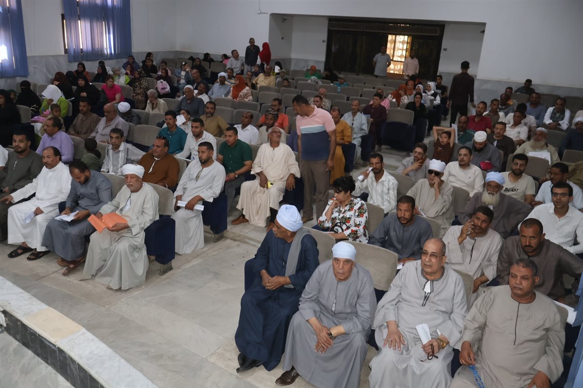 المواطنين أثناء إلقاء لعرض المطالب