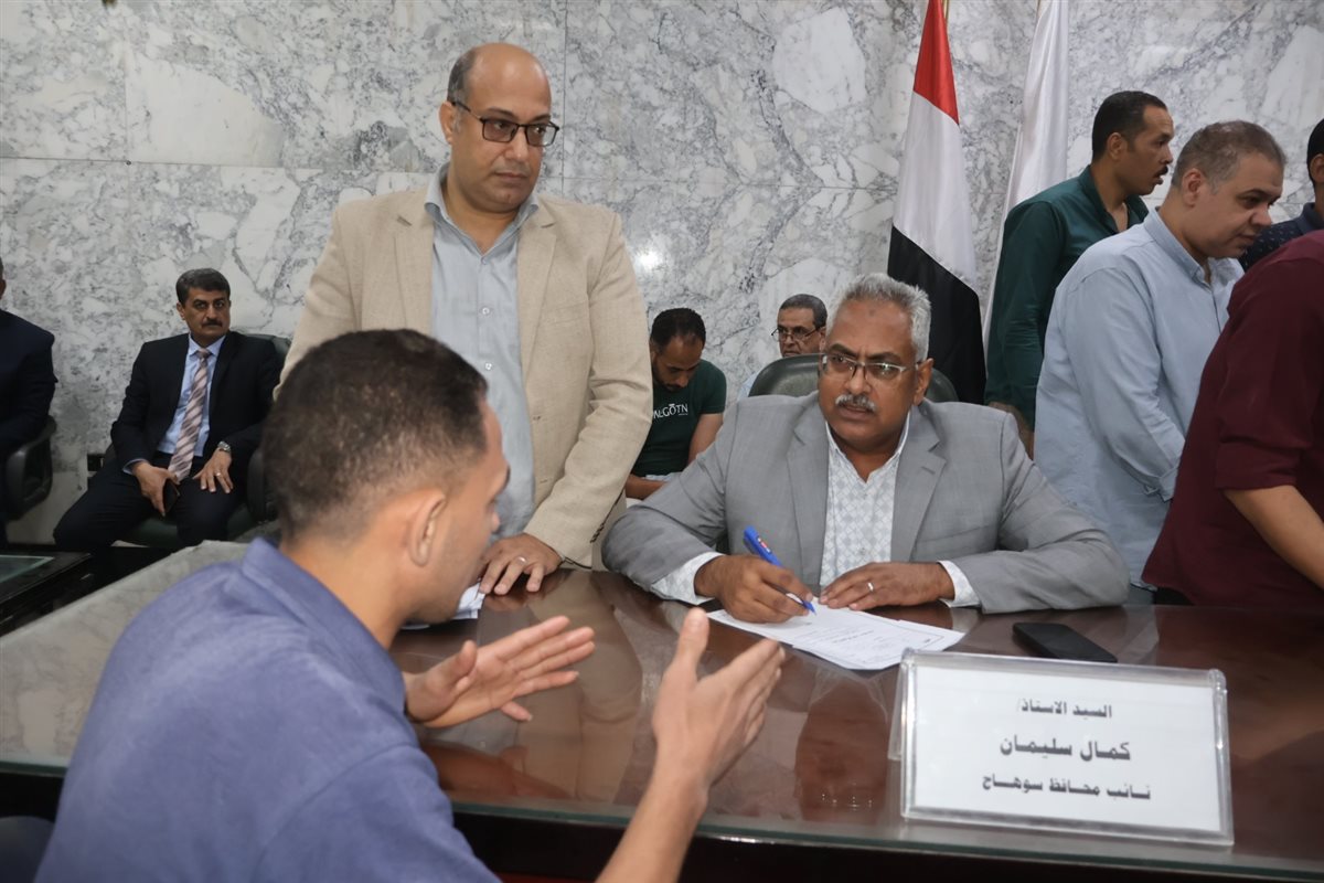 النائب كمال سليمان نائب المحافظ يستمع لمطالب المواطنين
