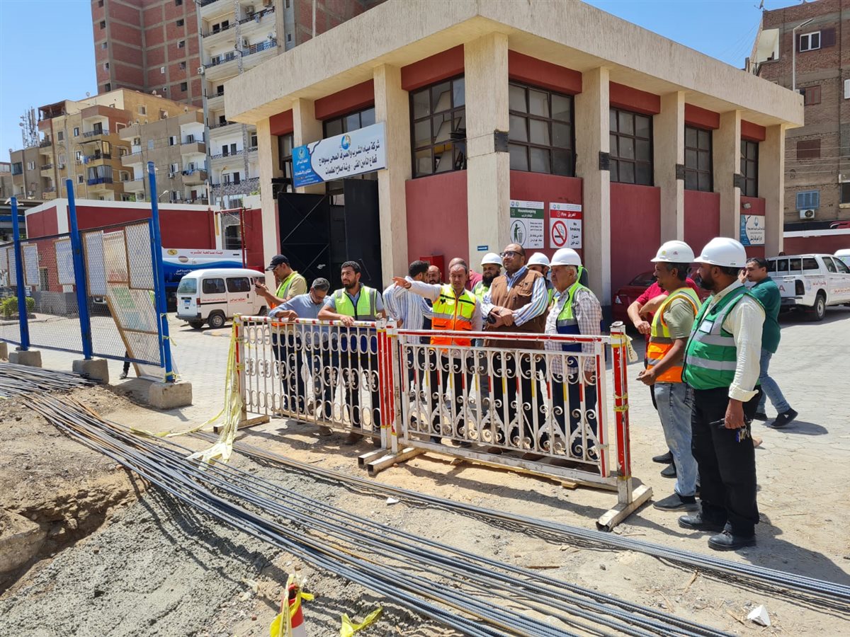 المهندس محمد صلاح عبد الغفار أثناء الجولة