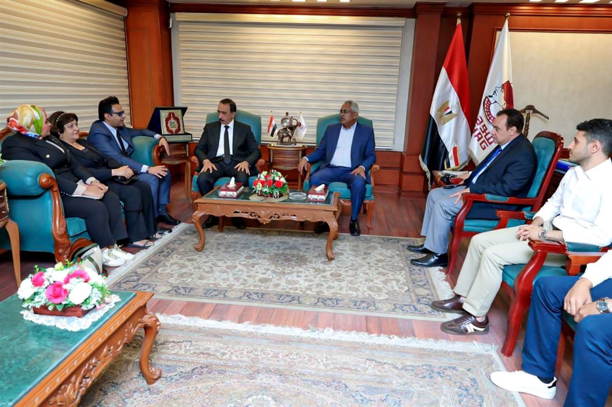 محافظ سوهاج والدكتور كمال سليمان نائب المحافظ وفود الصحة بسوهاج