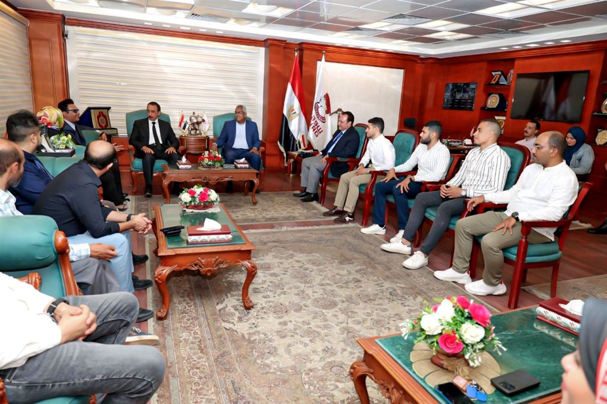 وفد الصحة مع المحافظ أثناء إلقاء