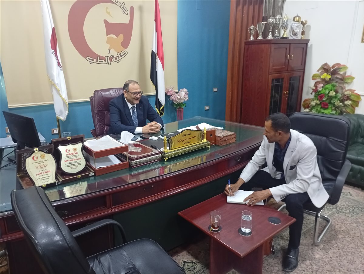 الدكتور محمد نصرالدين حمدون عميد كلية الطب وأحمد سالم أثناء جميع المعلومات