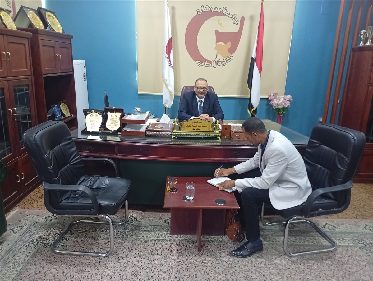 الدكتور محمد نصرالدين حمدون عميد كلية الطب وأحمد سالم أثناء جميع المعلومات