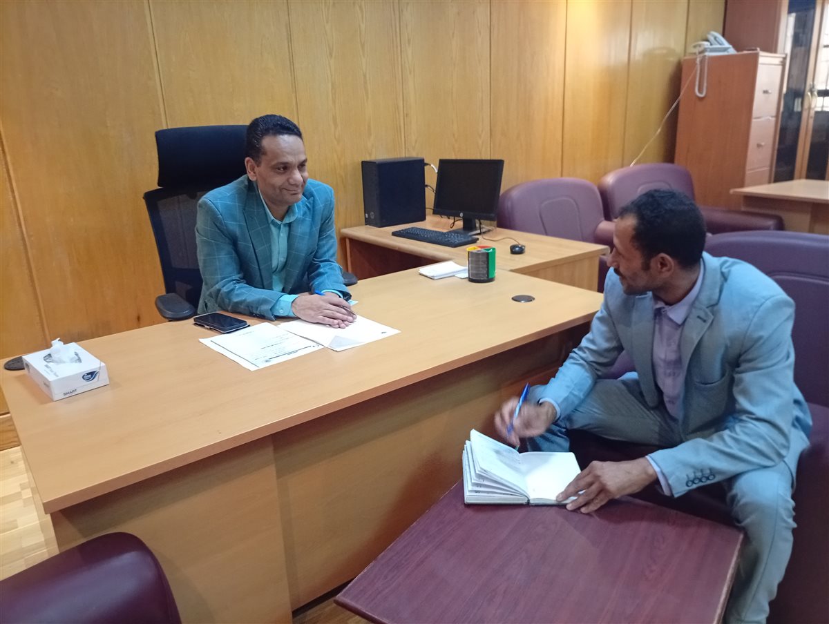 الدكتور كرم قناوي نائب المدير التنفيذي لمستشفىات الجامعة وأحمد سالم أثناء التصريح بالمعلومات