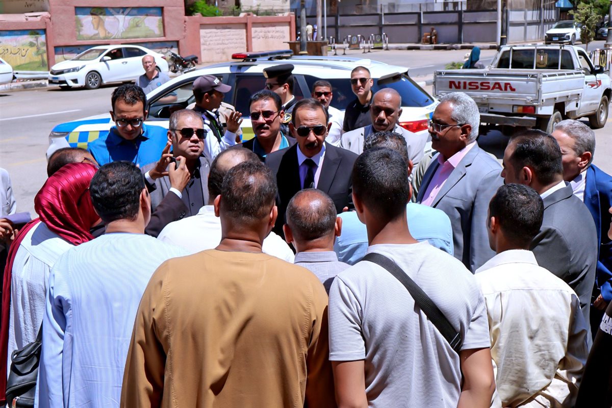 المحافظ أثناء جولة مع أولياء الأمور&nbsp;