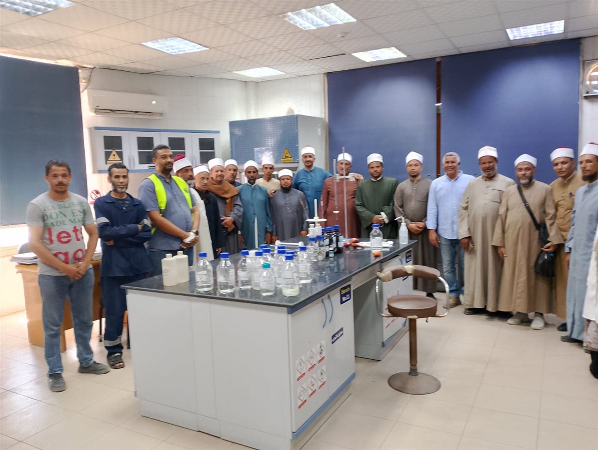 علماء الدين من داخل محطة مياه نيدة السطحية&nbsp;