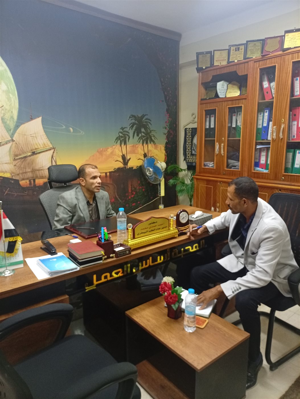 الدكتور أحمد حمدي وكيل وزارة الطب البيطري وأحمد سالم أثناء جميع المعلومات&nbsp;