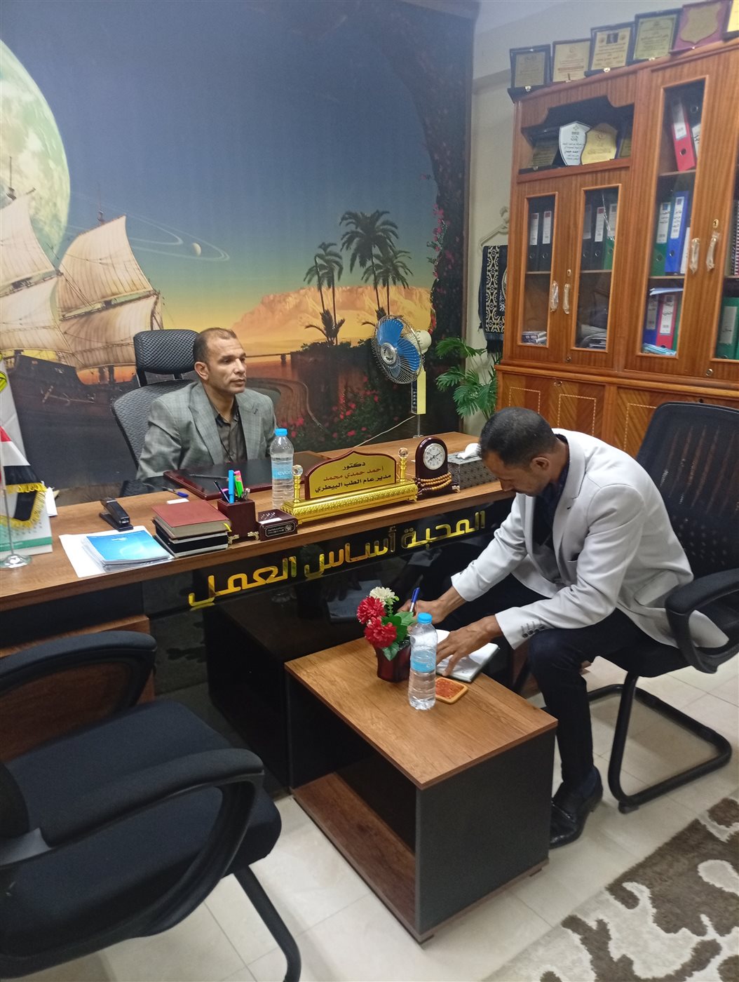 الدكتور أحمد حمدي وكيل وزارة الطب البيطري وأحمد سالم أثناء جميع المعلومات&nbsp;
