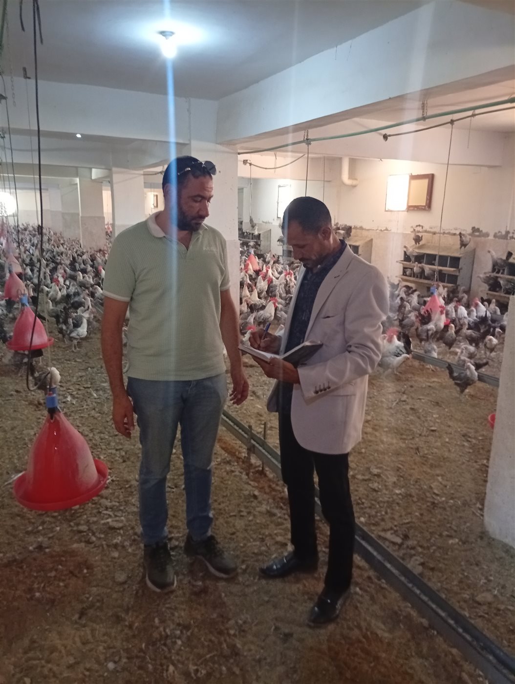 المهندس أحمد عثمان وأحمد سالم من داخل عنابر محطة أكثار البيض