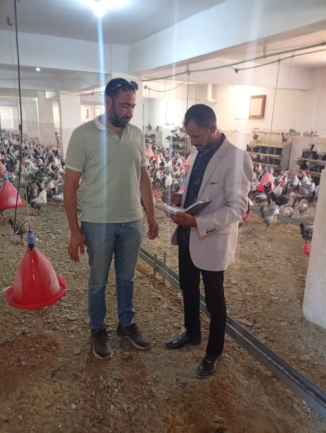 المهندس أحمد عثمان وأحمد سالم من داخل عنابر محطة أكثار البيض