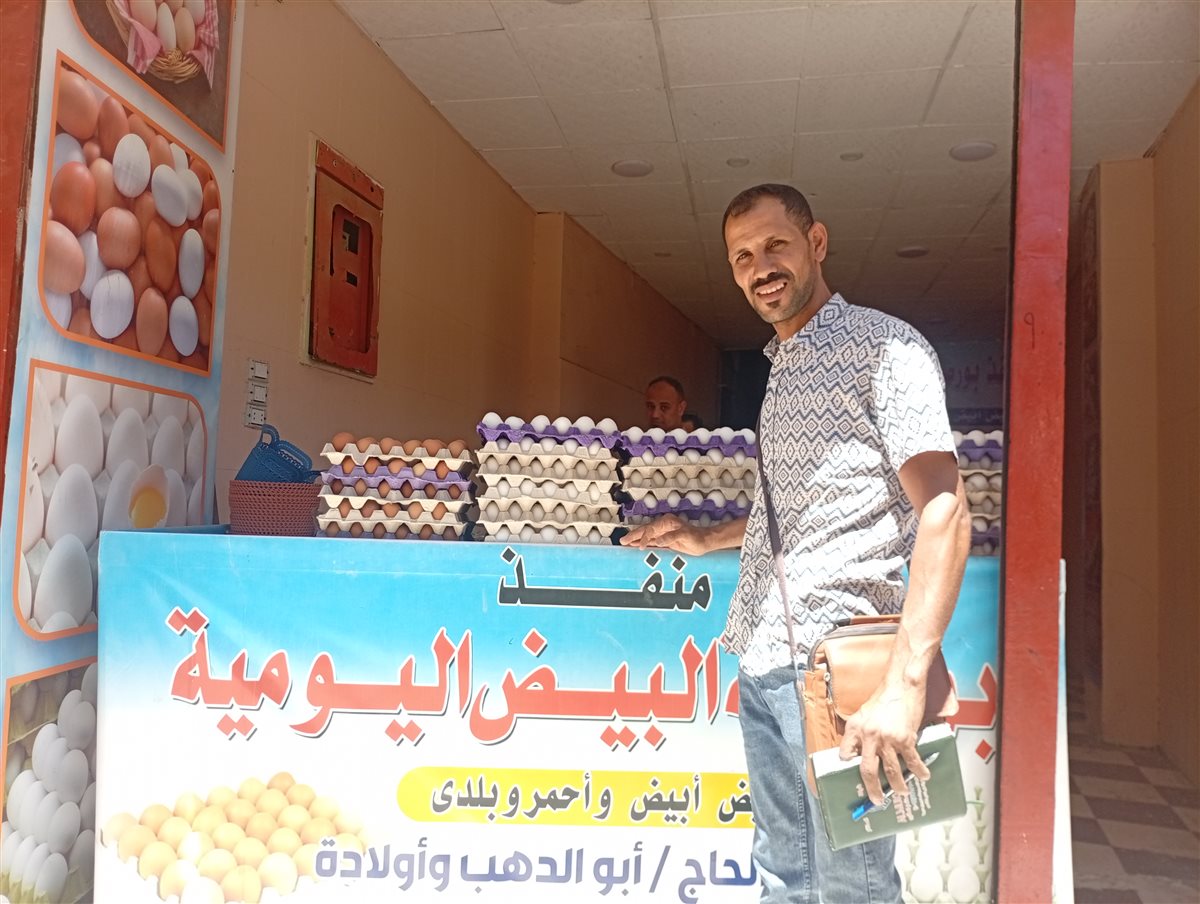 أحمد سالم من أمام منفذ بيع بيض المائدة&nbsp;