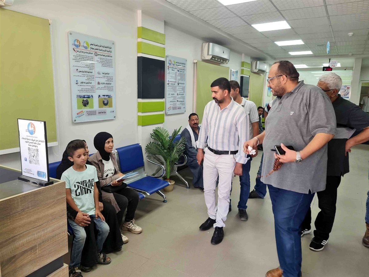 المهندس محمد صلاح الدين عبد الغفار بأحد مراكز خدمة العملاء