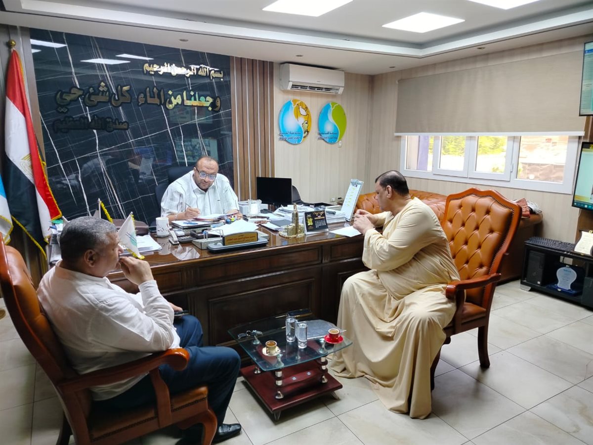 المهندس محمد صلاح الدين عبدالغفار مع أحد النواب&nbsp;