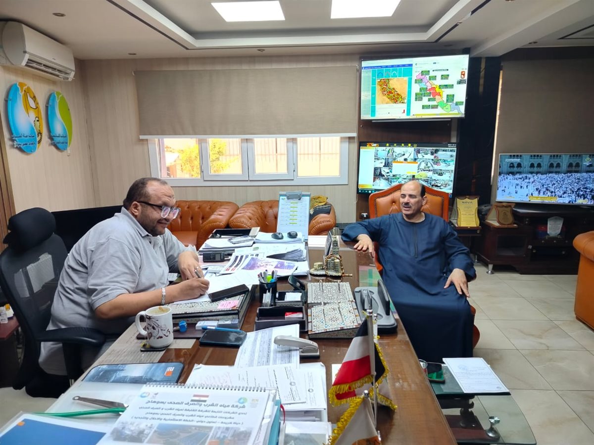 رئيس مجلس إدارة شركة مياه الشرب والصرف الصحى بسوهاج مع أحد النواب&nbsp;