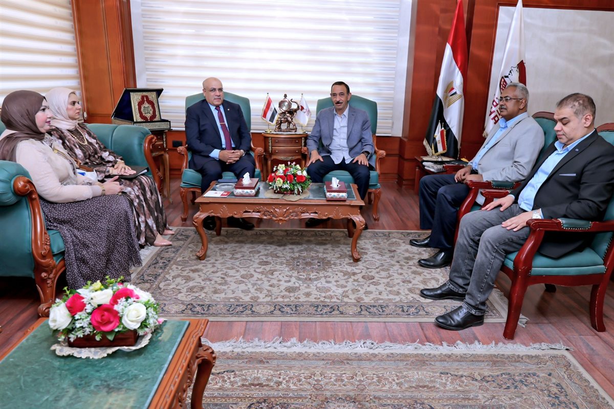 اللواء طارق راشد والنائب كمال سليمان نائب المحافظ أثناء إلقاء