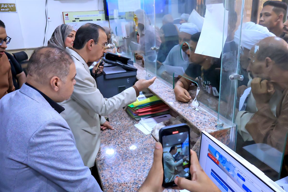 طارق راشد يستمع إلى مطالب أحد المواطنين
