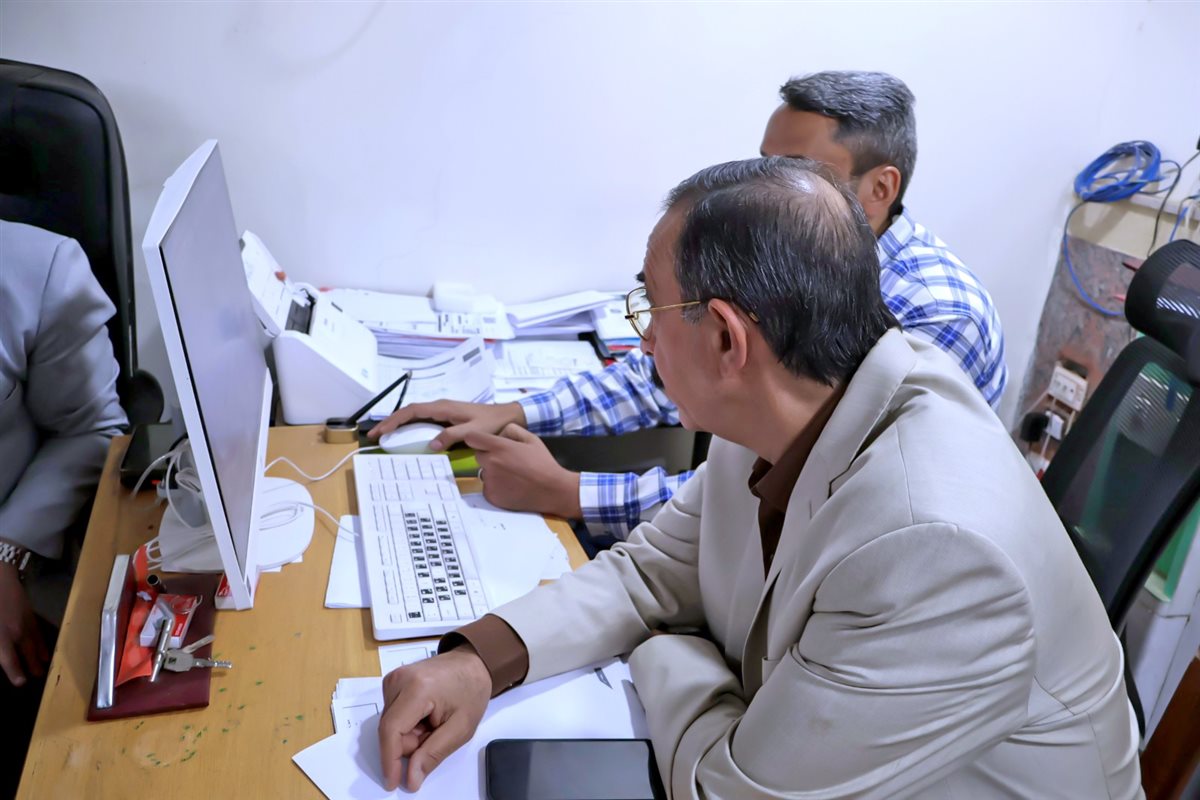 طارق راشد يراجع أحد ملفات التصالح