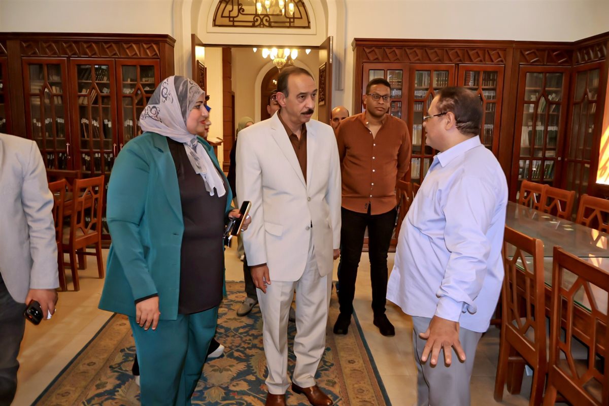 محافظ سوهاج من داخل مكتبة رفاعة الطهطاوي