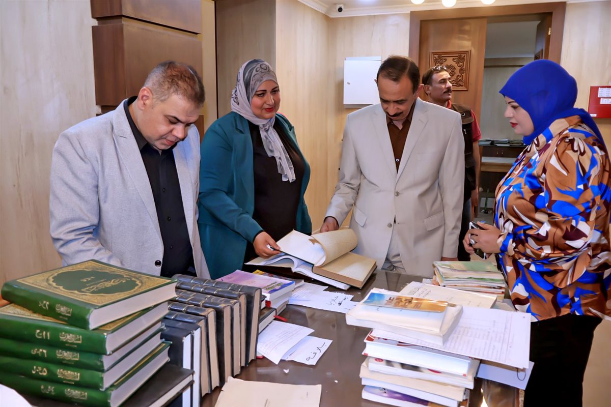 المحافظ يتفقد المقتنيات داخل المكتبة