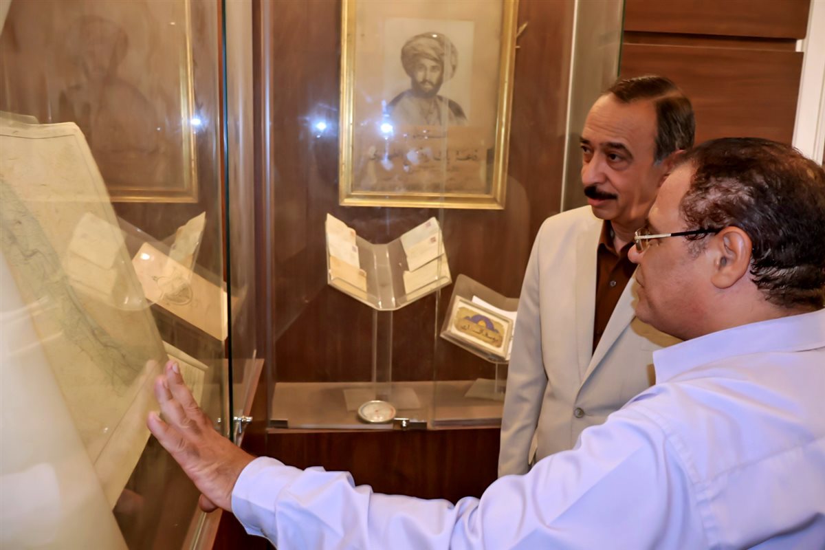اللواء طارق راشد محافظ سوهاج من داخل مكتبة رفاعة