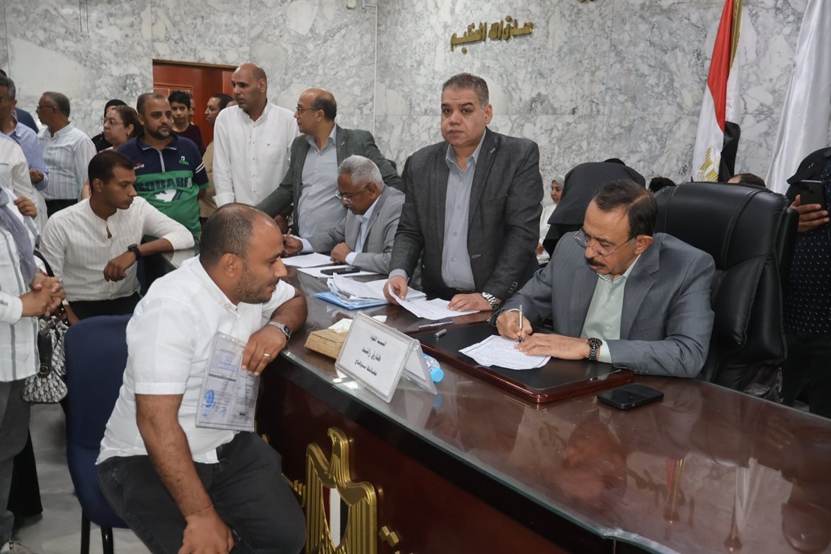 محافظ سوهاج ونائبة كمال سليمان يستقبلان الجماهير