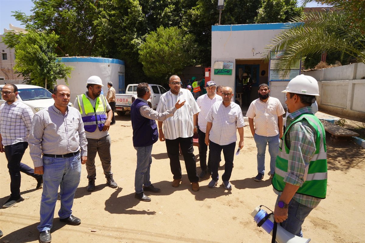 المهندس محمد صلاح الدين عبد الغفار داخل أحد المحطات