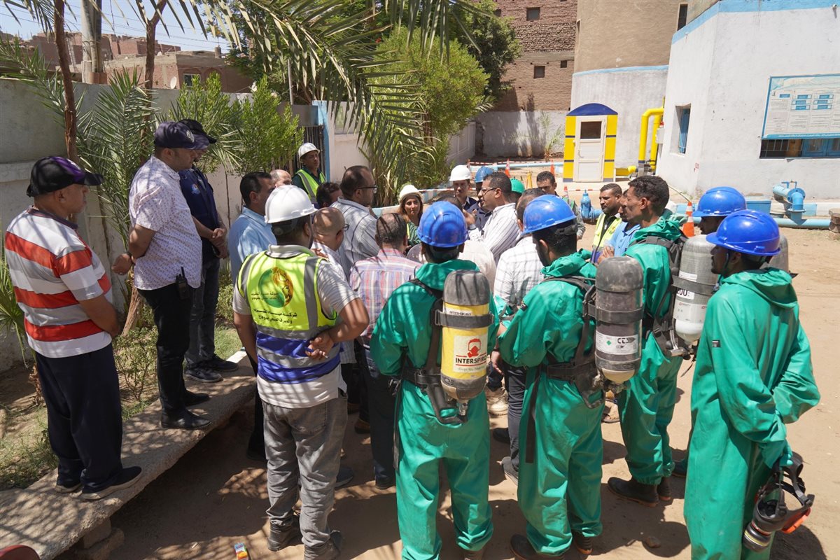 فنيون وعمال شركة مياه الشرب بسوهاج