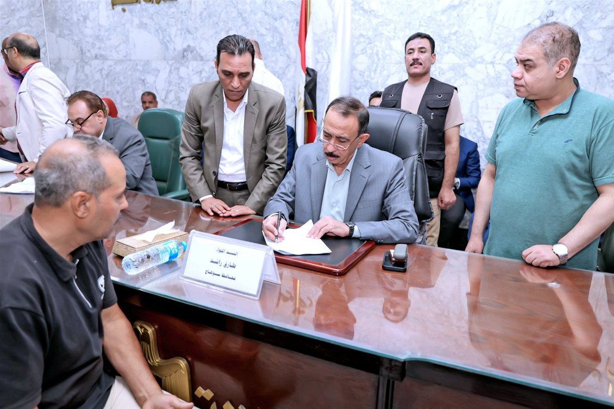 محافظ سوهاج يستمع إلى مطالب المواطنين