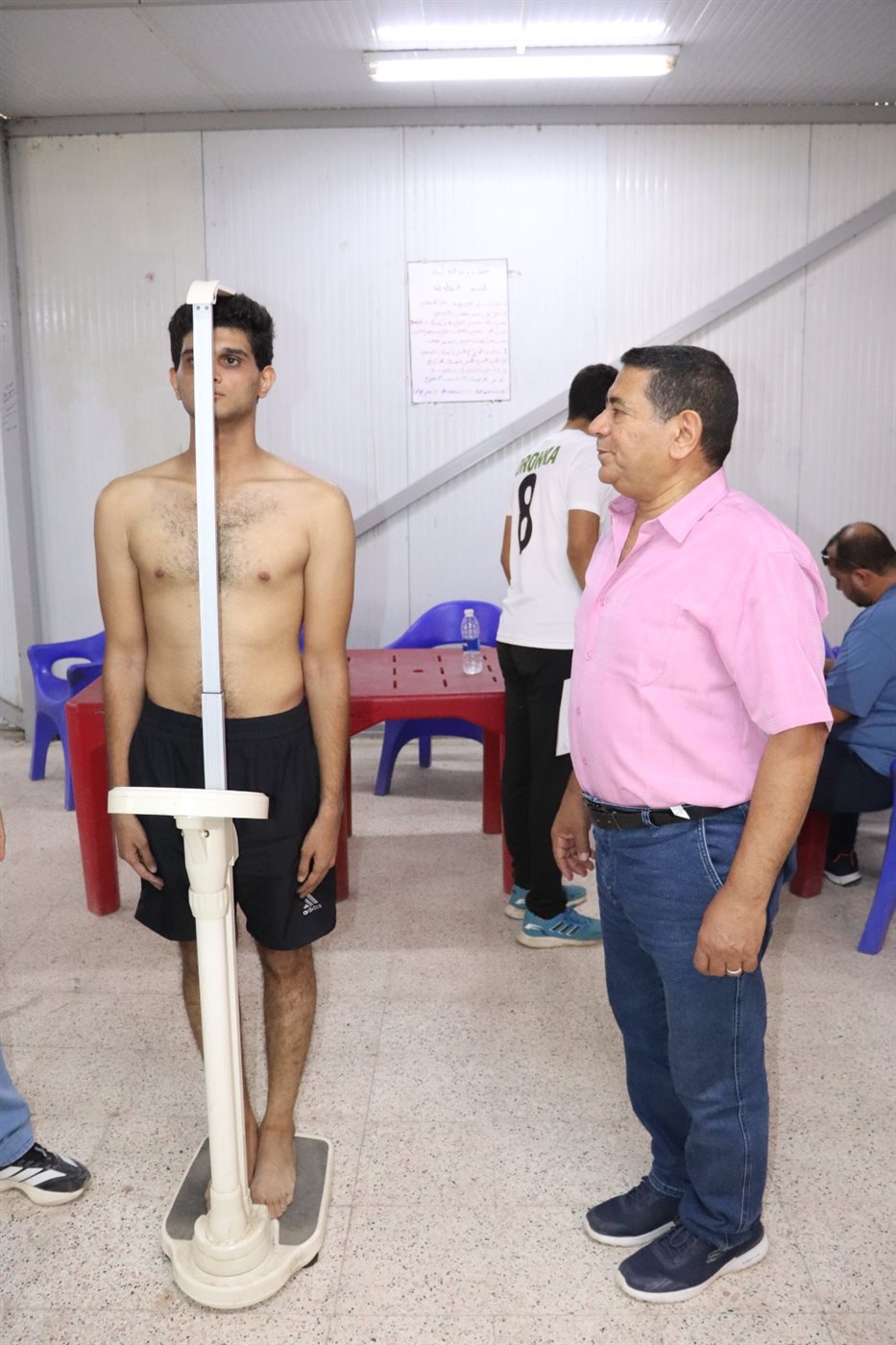 مقياس الطول لأحد الطلاب أثناء الاختبارات&nbsp;