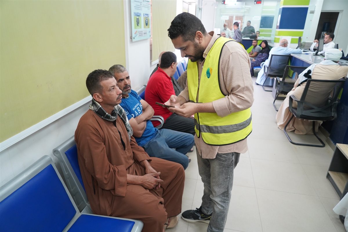 أثناء استطلاع الرأي داخل خدمة عملاء فرع طما