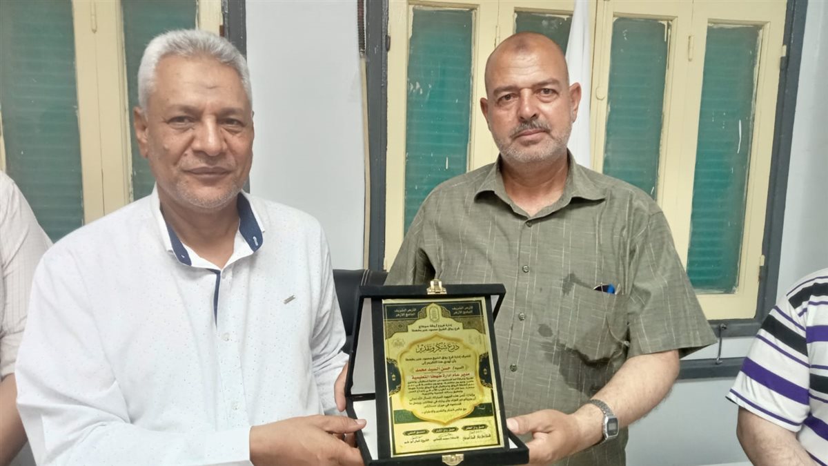 الدكتور حسن خلف مدير الإدارة التعليمية بطهطا أثناء التكريم