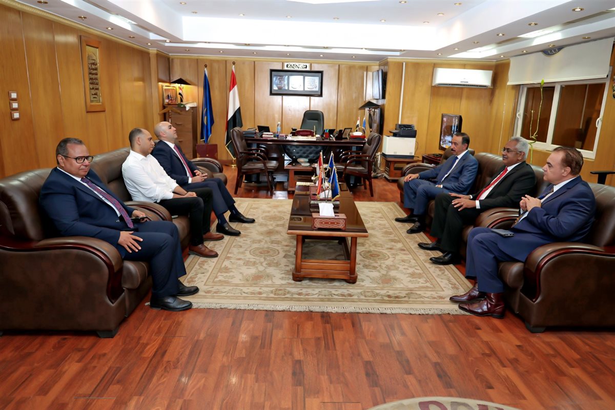 محافظ سوهاج ونائبة أثناء تقديم التهنئة لمدير الأمن