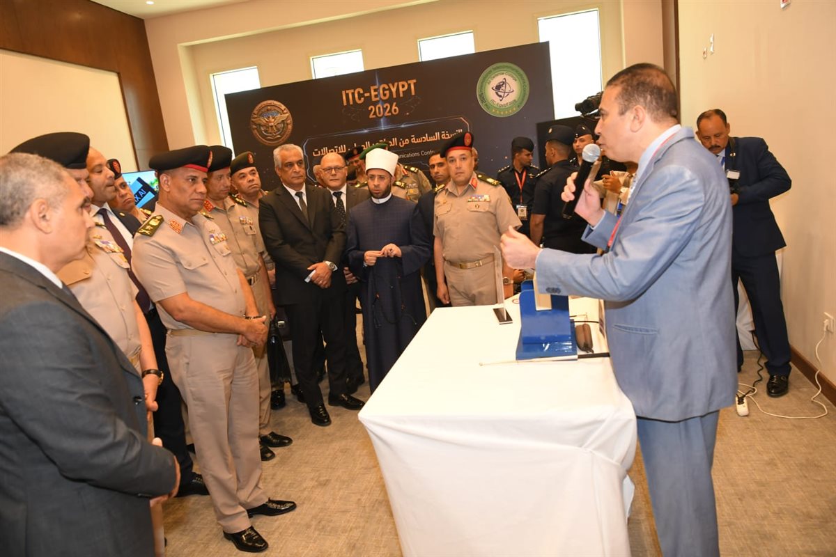 شرح للجهاز المبتكر أما الدكتور حسان النعماني والدكتور أسامة الأزهرية وزير الأوقاف ووزير الدفاع والإنتاج الحربي