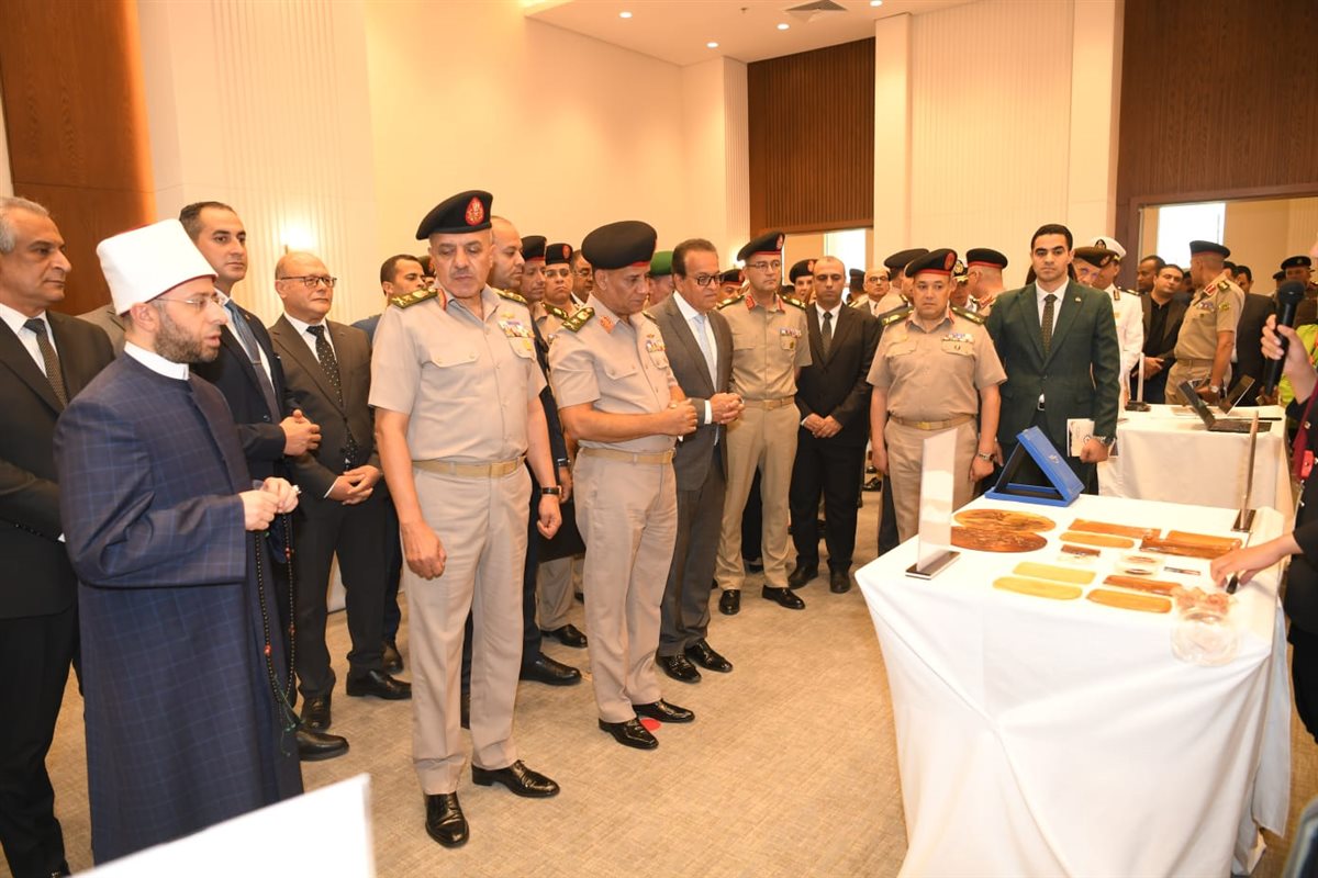 الدكتور أسامة الأزهرية ووزير الإنتاج الحربي أثناء المشاركه في المعرض
