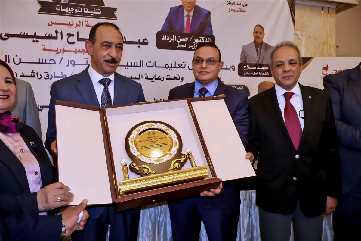 اثناء تسليم الدروع من محافظ سوهاج