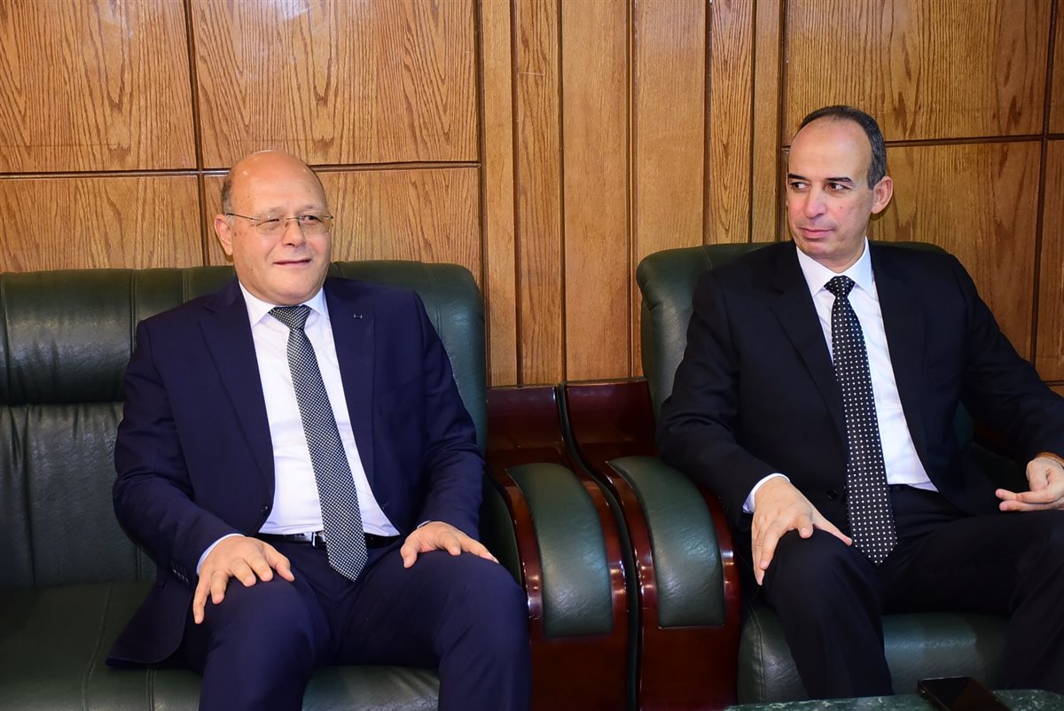 أثناء تقديم التهنئة