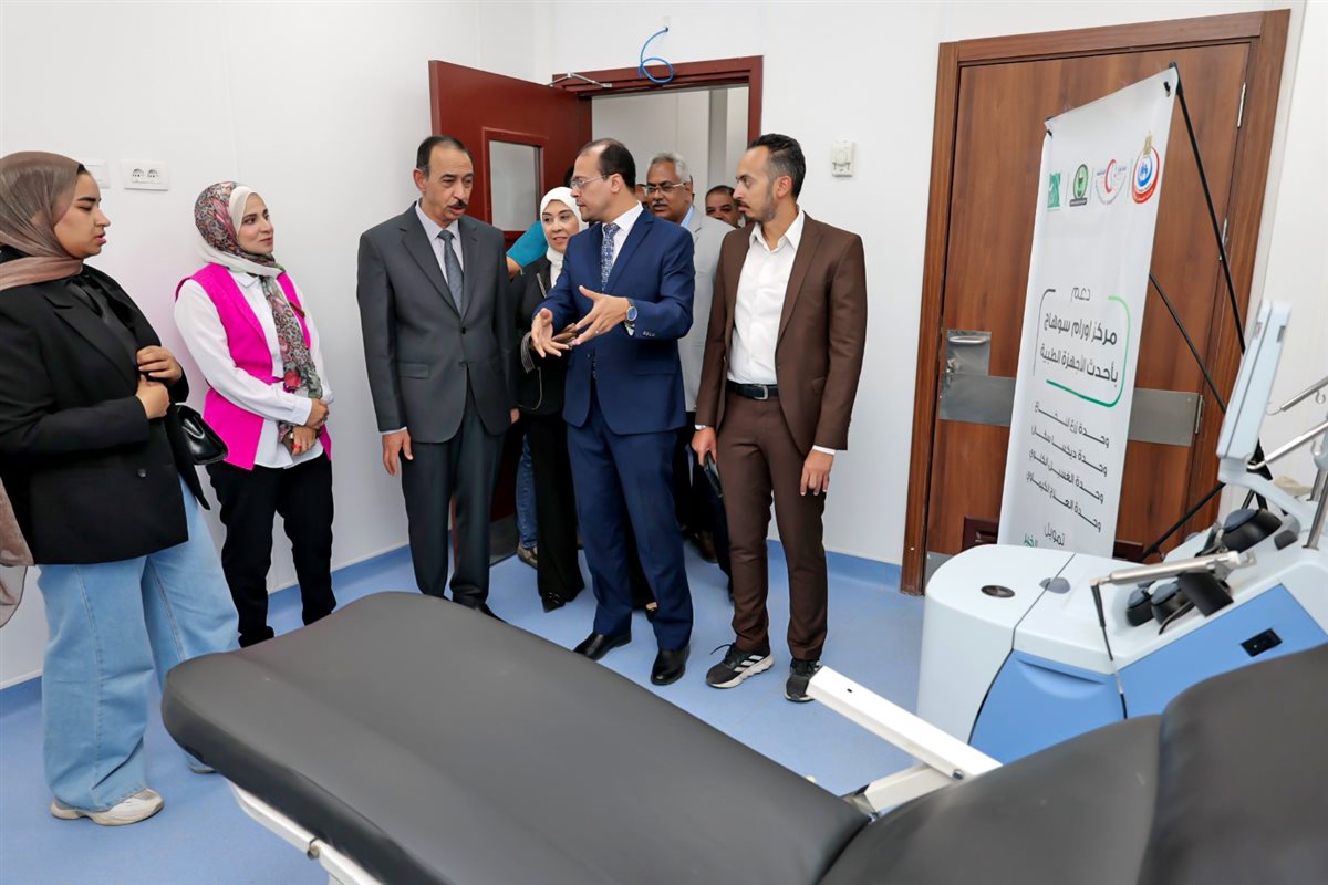 اثناء التعريف بالأجهزة والامكانيات للواء طارق راشد