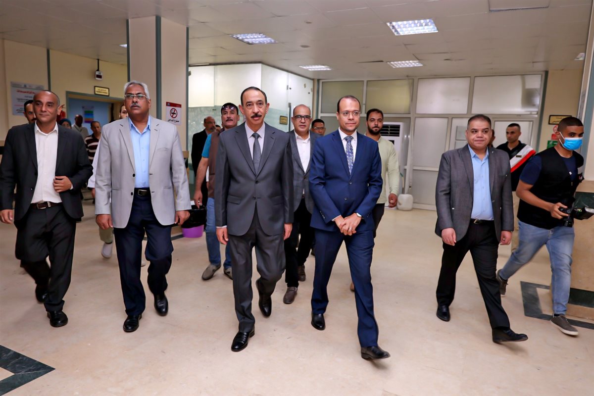 اللواء طارق راشد ونائبة كمل سلمان أثناء جولة الافتتاح