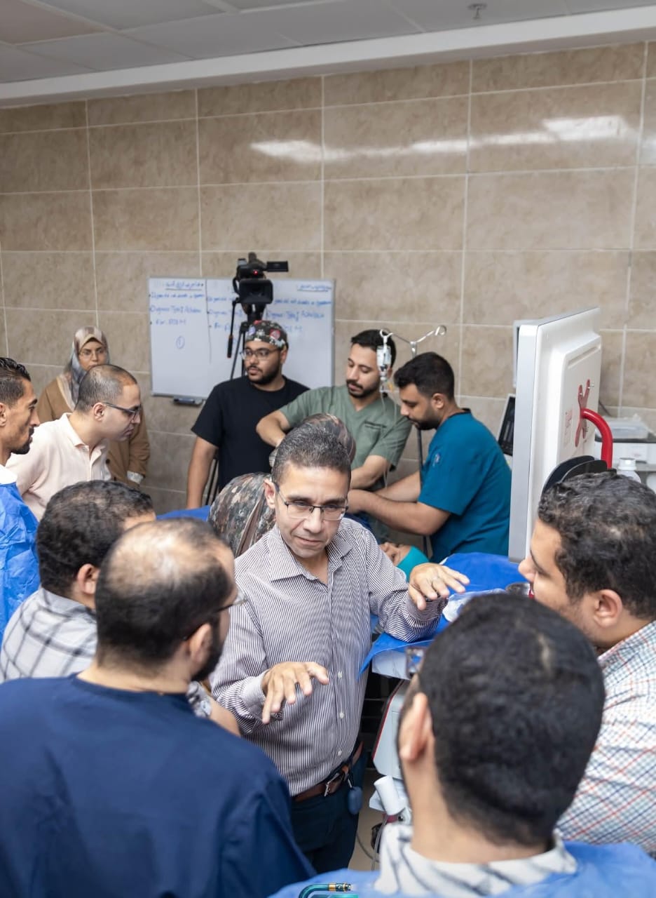 الفريق الطبي أثناء شرح توضيحي لإجراء العملية