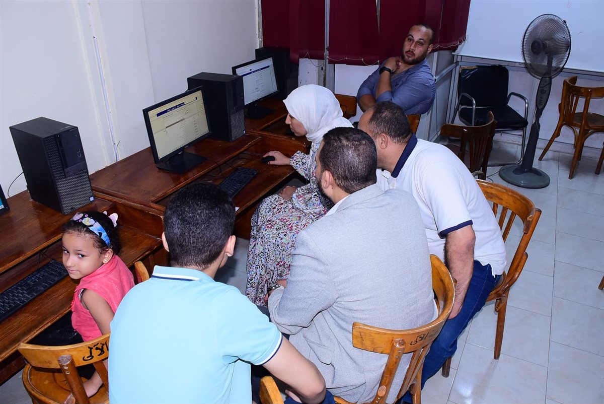 تقديم الدعم الفني لطلاب المرحلة الأولى للتنسيق الإلكتروني
