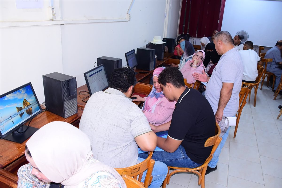 تقديم الدعم الفني لطلاب المرحلة الأولى للتنسيق الإلكتروني
