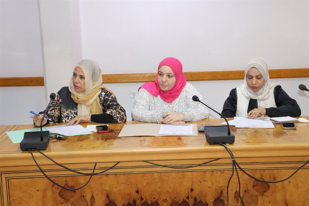 اثناء مناقشة الاجتماع