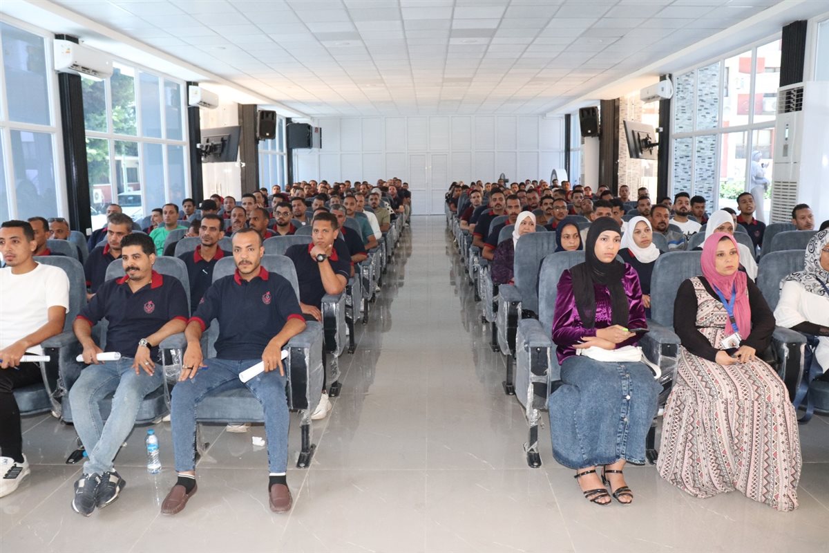 العاملين الجدد أثناء إلقاء مع الدكتور حسان النعماني