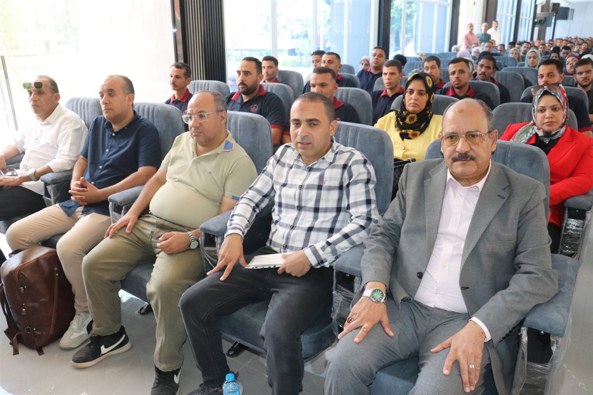 الاستاذ ايهاب محمد حسين المدير المالي والإداري لجامعة سوهاج أثناء إلقاء