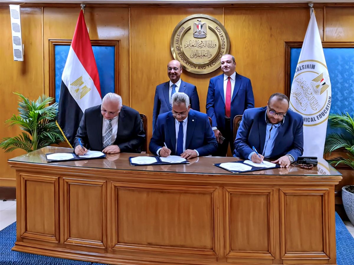 اثناء توقيع البروتوكول