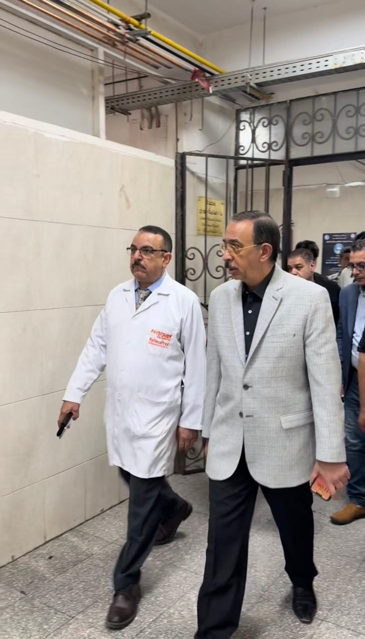 اللواء طارق راشد أثناء زيارة الطفل محمود شادي