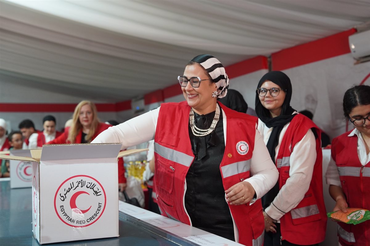 الهلال الأحمر والقومي للمرأة ينظمان يوم التطوع لتعبئة المساعدات للفلسطينيين