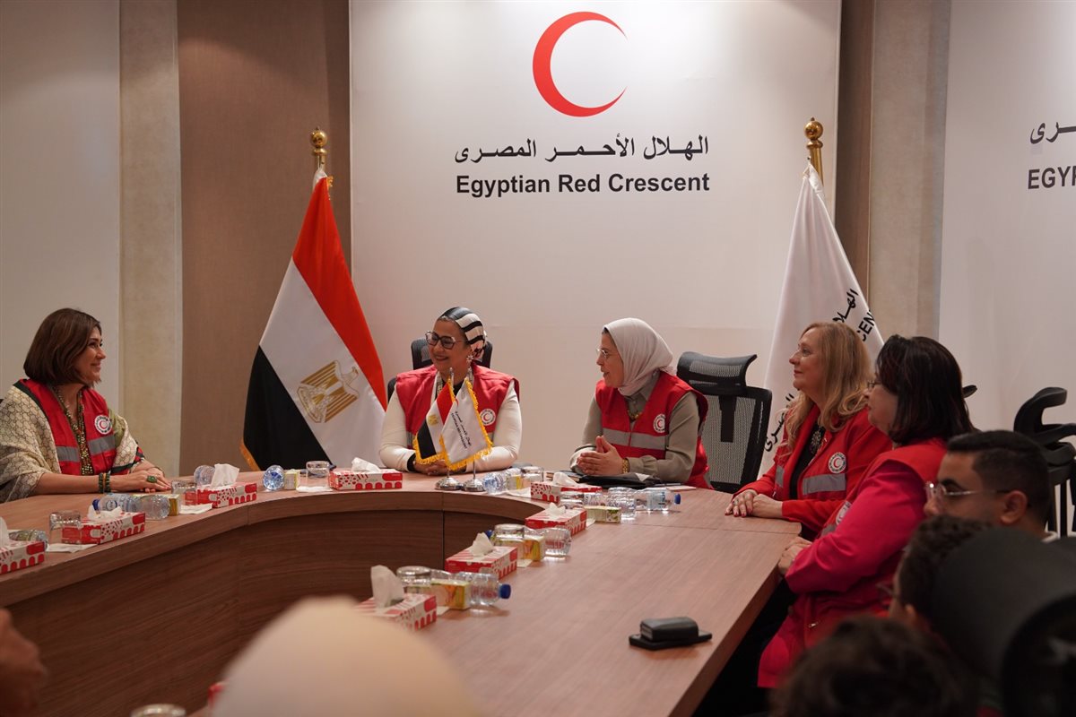 الهلال الأحمر والقومي للمرأة ينظمان يوم التطوع لتعبئة المساعدات للفلسطينيين