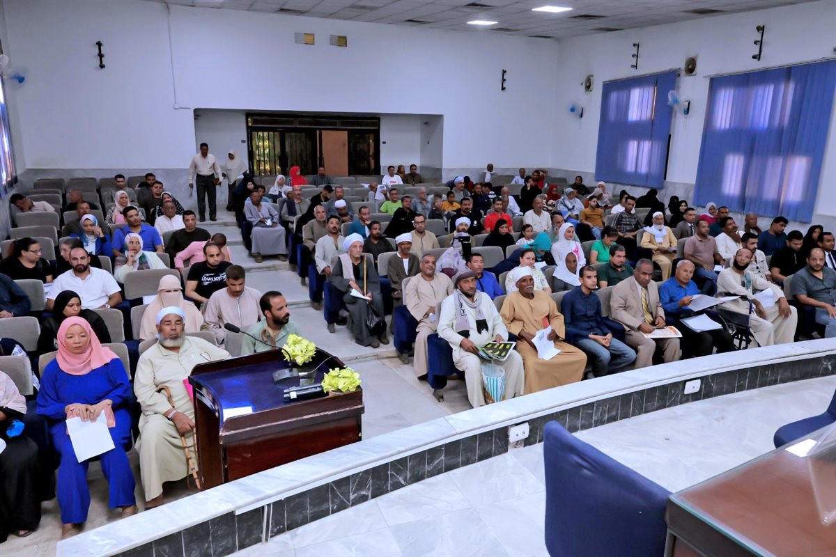 جانب من حضور المواطنين للقاء الجماهيرى بديوان المحافظة