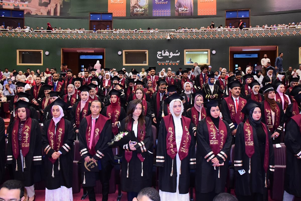 خريجي كلية الصيدلة بجامعة سوهاج